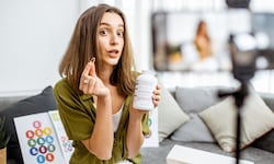 Influencerinnen und Influencern fehlt oftmals schlichtweg die medizinische Expertise. 