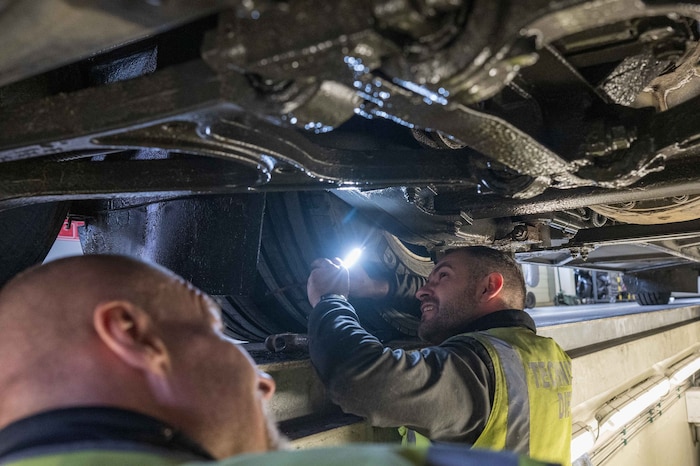 Auffällige Busse werden in der Kfz-Prüfstelle genau untersucht