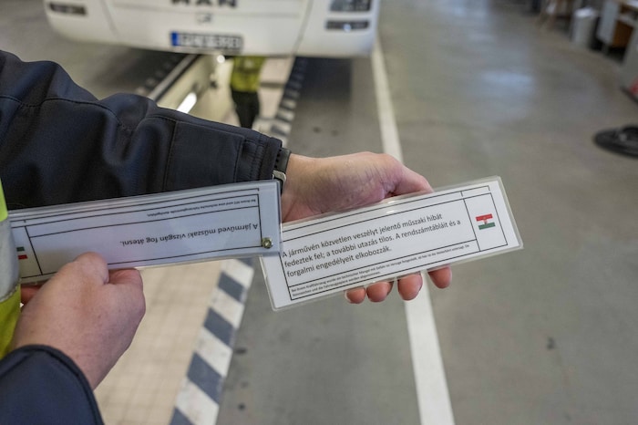 Um mit den Busfahrern zu kommunizieren, gibt es Kärtchen auf Ungarisch, Italienisch und ...