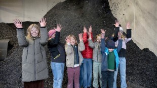 Fast 95 Prozent Kohlenstoff aus Faserholz. Das sieht man auch auf Gesichtern und Händen von ...