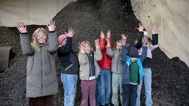 Fast 95 Prozent Kohlenstoff aus Faserholz. Das sieht man auch auf Gesichtern und Händen von ...
