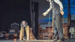 Bernhard James Lang (links) gibt den Ebenezer Scrooge auf der Bühne in Telfs, Marley’s Geist ...