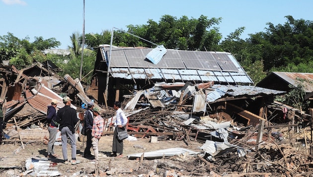 Bei einem Angriff auf einen Teeladen in Myanmar sind mindestens 20 Menschen ums Leben gekommen.