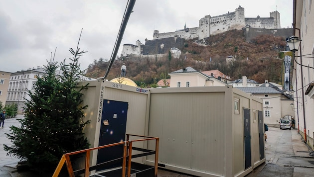 Hinter den Toiletten in den Dombögen stehen kostenlose Toiletten. Nicht jeder findet sie.