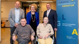 Thomas Neuhold (AUVA), Landesrätin Teschl-Hofmeister und Wedekind mit den Bewohnern Jürgen ...