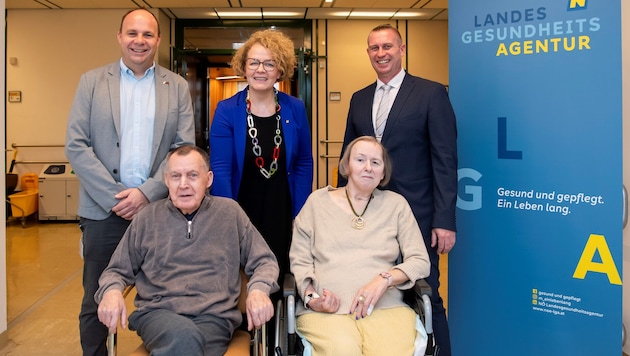 Thomas Neuhold (AUVA), Landesrätin Teschl-Hofmeister und Wedekind mit den Bewohnern Jürgen ...