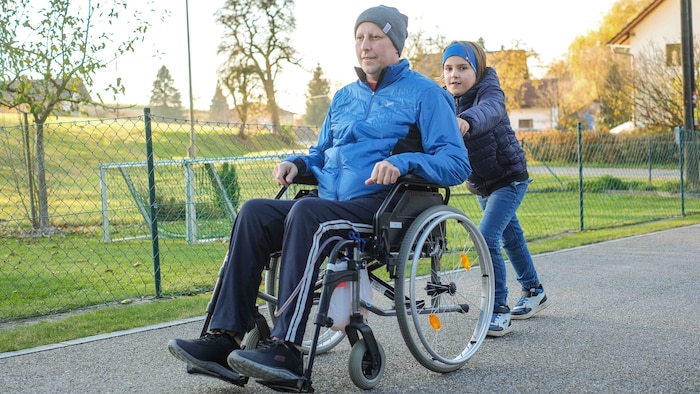 Sohn Clemens (7) will genau wissen, woran der Papa leidet und hilft ihm, wo er nur kann.