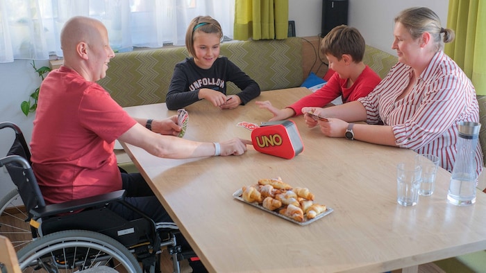 Familienalltag trotz Krankheit, hier beim gemeinsamen Kartenspielen