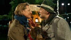 Urkomisch: Gery Seidl mit Thomas Stipsits (selbst mit „Griechenland“ höchst erfolgreich) am Set ...