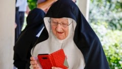 Auf ihre alten Tage hat Schwester Bernadette das Internet für sich entdeckt.