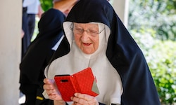 Auf ihre alten Tage hat Schwester Bernadette das Internet für sich entdeckt.