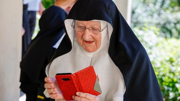 Auf ihre alten Tage hat Schwester Bernadette das Internet für sich entdeckt.