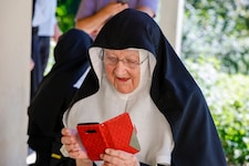 Auf ihre alten Tage hat Schwester Bernadette das Internet für sich entdeckt.