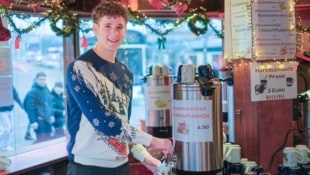 Horst Einöder/Flashpictures Beim Punschstand „Schatzbauer“ wird der Punsch von Franz Riener und seiner Mutter selbst ...