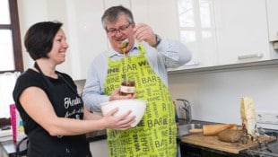 Pfarrer Giovanni Prietl mit seiner tüchtigen Haushälterin Christina Unger beim ...