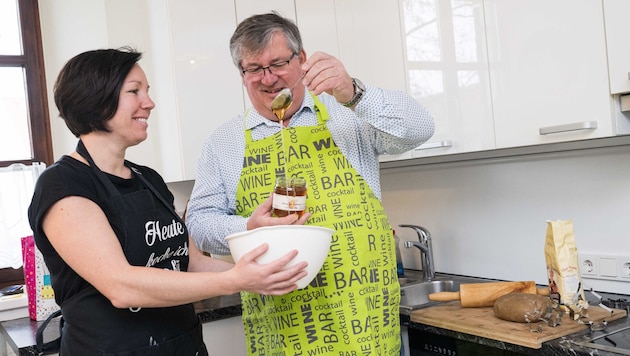 Pfarrer Giovanni Prietl mit seiner tüchtigen Haushälterin Christina Unger beim ...