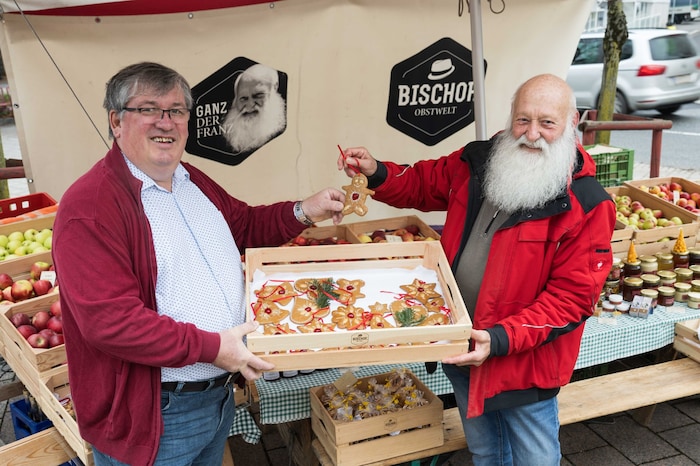 Pfarrer Giovanni Prietl mit „Bischof“ Hannes beim Lebkuchenverkosten am Bauernmarkt.