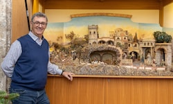 Herbert Skalicky vom Krippenbauverein Grödig baute mit Kollegen die Krippe der Kirche in ...