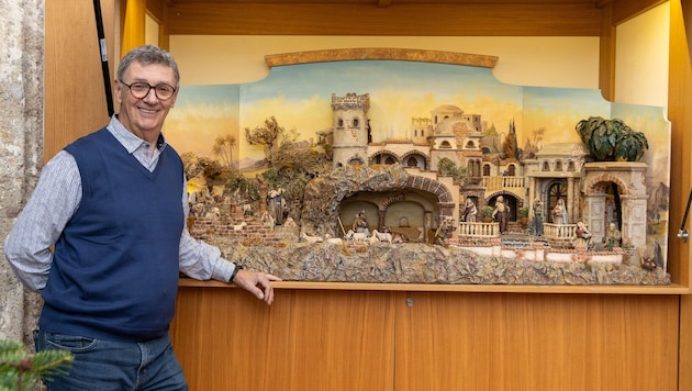 Herbert Skalicky vom Krippenbauverein Grödig baute mit Kollegen die Krippe der Kirche in ...