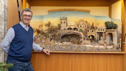Herbert Skalicky vom Krippenbauverein Grödig baute mit Kollegen die Krippe der Kirche in ...