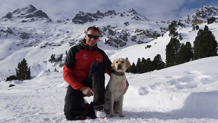 Labrador dog "Nessi" belonging to mountain rescuer Josef Vögele from Imsterberg found the victim ...