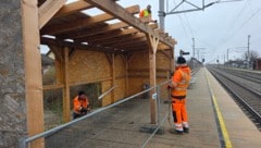 Das provisorische wetterschützende Häuschen wird abgebaut, und die Fahrgäste müssen im Regen auf ...