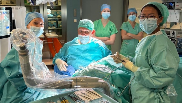 Perfekte Zusammenarbeit: Das OP-Team mit dem Roboter-Arm im Universitätsklinikum St. Pölten.