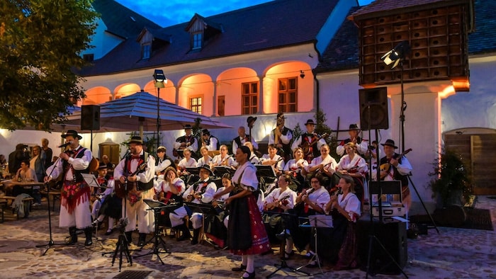 Die sommerlichen Tamburizza-Abende kommen auch bei Touristen sehr gut an.