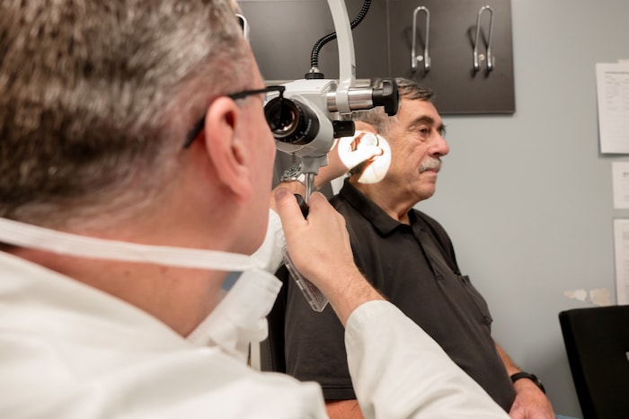 Peter Hamp während einer Untersuchung durch Dr. Georg Sprinzl