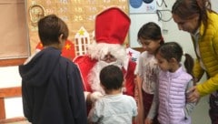 Festliche Stimmung, glänzende Augen und ein heiliger Mann mit Herz