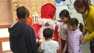 Festliche Stimmung, glänzende Augen und ein heiliger Mann mit Herz