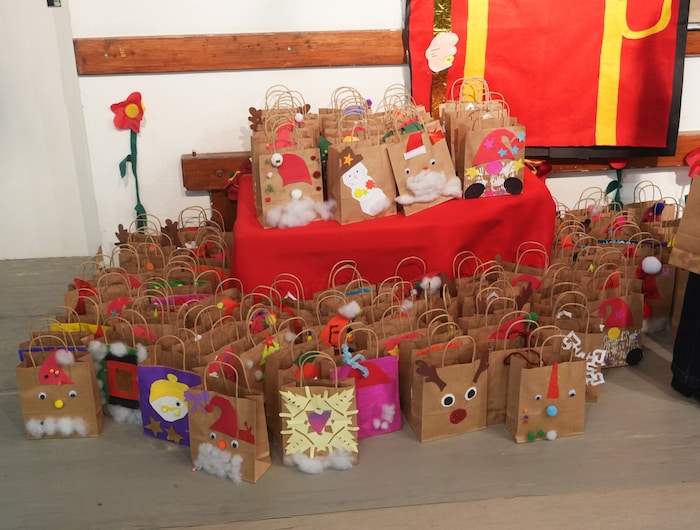 Nikolo-Sackerl vollgepackt mit Süßigkeiten und heimischem Brauchtum