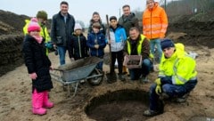 Die Kinder der 4a- und 4b-Klasse besuchten die Ausgrabungen zu einem Zeitpunkt, an dem schon ...
