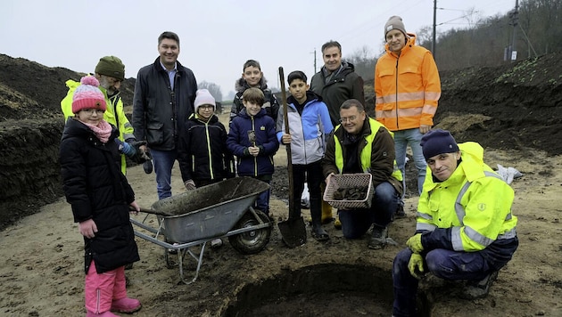 Die Kinder der 4a- und 4b-Klasse besuchten die Ausgrabungen zu einem Zeitpunkt, an dem schon ...