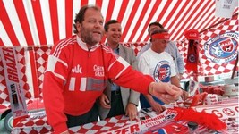 Sturm-Boss Kartnig als GAK-Verkäufer – wohl mit Hautausschlag.