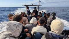 Bei einer Rettungsaktion von Migranten, die auf See aufgegriffen worden, wird die Insel Kreta ...