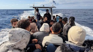 Bei einer Rettungsaktion von Migranten, die auf See aufgegriffen worden, wird die Insel Kreta ...