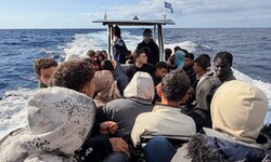 Bei einer Rettungsaktion von Migranten, die auf See aufgegriffen worden, wird die Insel Kreta ...