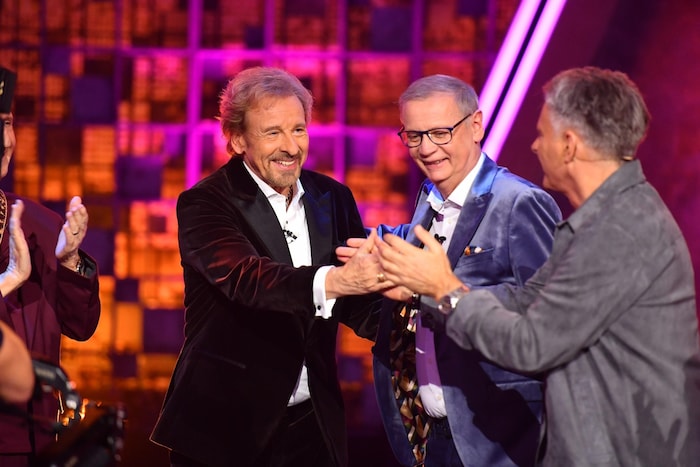 Dann verabschiedete sich Gottschalk unter tosendem Applaus von seinen Kollegen und dem Publikum.