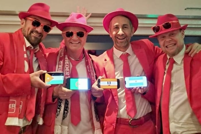 Christian Wolfmair (Zweiter von rechts) und die Red Hot Austrian Fans freuen sich auf die WM.