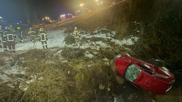 Über diese Böschung stürzte der Wagen ab.
