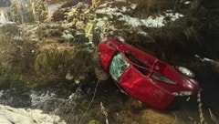 Das Auto landete im Bach. Der Lenker wurde von der Feuerwehr befreit.
