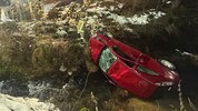 Das Auto landete im Bach. Der Lenker wurde von der Feuerwehr befreit.