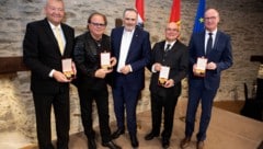 Unternehmer Loidl, Musiker Pfleger, LH Doskozil, Künstler Horvath und Dietz (v. li.) auf Burg ...