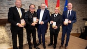 Unternehmer Loidl, Musiker Pfleger, LH Doskozil, Künstler Horvath und Dietz (v. li.) auf Burg ...