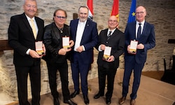 Unternehmer Loidl, Musiker Pfleger, LH Doskozil, Künstler Horvath und Dietz (v. li.) auf Burg ...