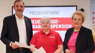 AK-Präsident Gerhard Michalitsch mit Karin Csencsits und Verena Dunst von der Volkshilfe.