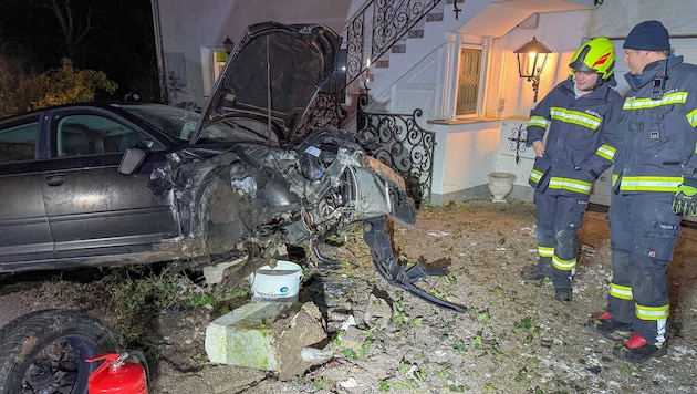 Der Wagen wurde beim Anprall völlig demoliert, die Insassen kamen glimpflich davon.