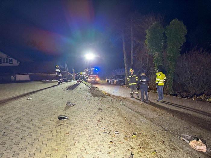 Die Autoteile zeigen, wo der Wagen drübergeschlittert war