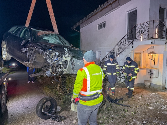 Das Wrack wurde per Kran geborgen